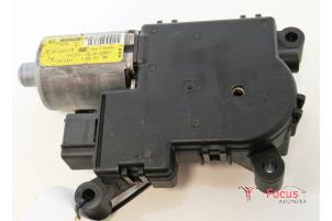 Gebruikte Schuifdak Motor Peugeot 308 SW (4E/H) 1.6 HDi 16V Prijs € 30,00 Margeregeling aangeboden door Focus Automotive