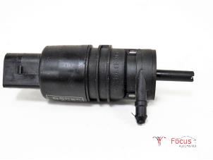 Gebruikte Ruitensproeierpomp voor BMW 1 serie (F20) 116i 1.6 16V Prijs € 20,00 Margeregeling aangeboden door Focus Automotive