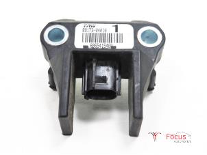 Gebruikte Voetganger Crash sensor Toyota Yaris II (P9) 1.0 12V VVT-i Prijs € 15,00 Margeregeling aangeboden door Focus Automotive