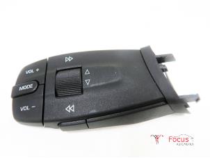 Gebruikte Radiobediening Stuur Seat Ibiza IV (6J5) 1.6 TDI 90 Prijs € 7,50 Margeregeling aangeboden door Focus Automotive