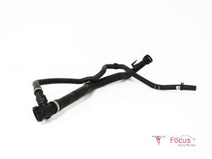 Gebruikte Koelwaterslang BMW 1 serie (F20) 116d 1.5 12V TwinPower Prijs € 40,00 Margeregeling aangeboden door Focus Automotive