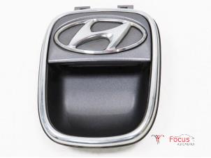 Gebruikte Handgreep Achterklep Hyundai i10 (F5) 1.2i 16V Prijs € 35,00 Margeregeling aangeboden door Focus Automotive