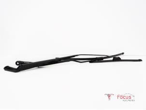 Gebruikte Ruitenwisserarm voor Peugeot 206+ (2L/M) 1.1 XR,XS Prijs € 15,00 Margeregeling aangeboden door Focus Automotive
