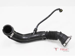 Gebruikte Luchtinlaat slang Ford Fiesta 7 1.1 Ti-VCT 12V 85 Prijs € 35,00 Margeregeling aangeboden door Focus Automotive