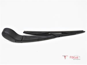 Gebruikte Ruitenwisserarm achter Ford Focus 3 1.0 Ti-VCT EcoBoost 12V 100 Prijs € 25,00 Margeregeling aangeboden door Focus Automotive