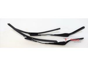 Gebruikte Ruitenwisserarm voor Mini Countryman (R60) 1.6 16V Cooper Prijs € 40,00 Margeregeling aangeboden door Focus Automotive