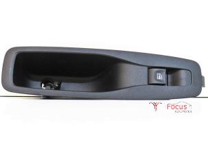 Gebruikte Ruit schakelaar elektrisch Renault Kadjar (RFEH) Prijs € 4,95 Margeregeling aangeboden door Focus Automotive