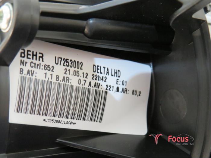 Kachel Ventilatiemotor van een Opel Astra J Sports Tourer (PD8/PE8/PF8) 1.7 CDTi 16V 2012