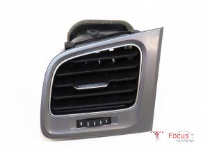 Gebruikte Luchtrooster Dashboard Volkswagen Golf VII (AUA) 1.6 TDI 16V Prijs € 15,00 Margeregeling aangeboden door Focus Automotive