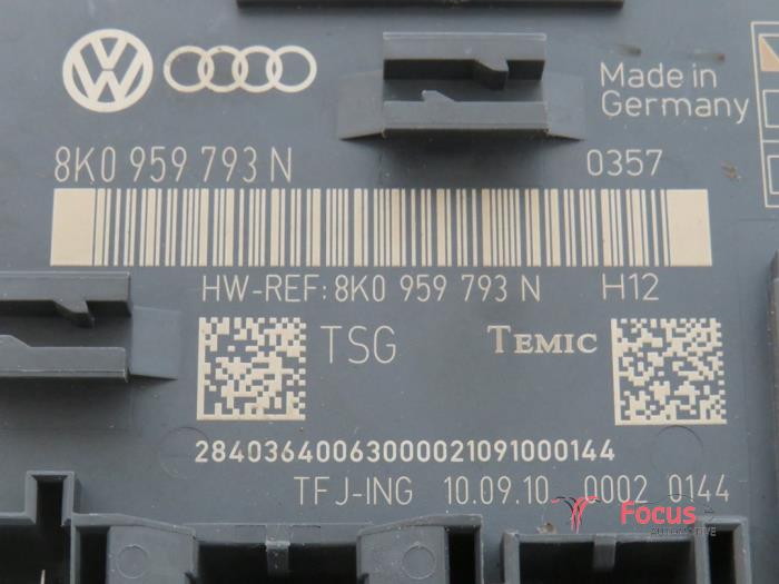 Deur module van een Audi A4 Avant (B8) 2.0 TDI 16V 2010