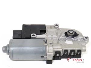 Gebruikte Schuifdak Motor Peugeot 308 (L3/L8/LB/LH/LP) 1.6 16V THP Prijs € 35,00 Margeregeling aangeboden door Focus Automotive