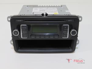 Gebruikte Radio CD Speler Volkswagen Polo V (6R) 1.2 TDI 12V BlueMotion Prijs € 19,99 Margeregeling aangeboden door Focus Automotive