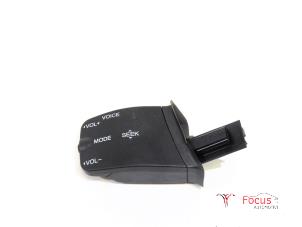 Gebruikte Radiobediening Stuur Ford Focus 2 1.6 TDCi 16V 90 Prijs € 20,00 Margeregeling aangeboden door Focus Automotive