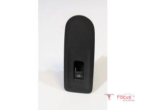 Gebruikte Raam schakelaar elektrisch Skoda Citigo 1.0 12V Prijs € 10,00 Margeregeling aangeboden door Focus Automotive