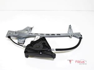Gebruikte Ruitmechaniek 4Deurs links-voor Peugeot 108 1.0 12V VVT-i Prijs € 50,00 Margeregeling aangeboden door Focus Automotive