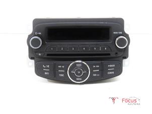 Gebruikte Radio CD Speler Opel Corsa E 1.3 CDTi 16V ecoFLEX Prijs € 150,00 Margeregeling aangeboden door Focus Automotive