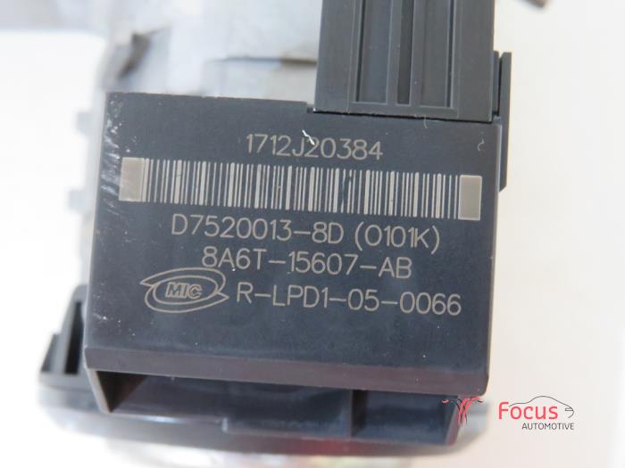 Kontaktslot+Sleutel van een Ford Fiesta 6 (JA8) 1.25 16V 2012