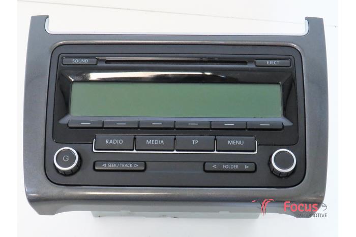 Radio CD Speler van een Volkswagen Polo V (6R) 1.6 TDI 16V 90 2011