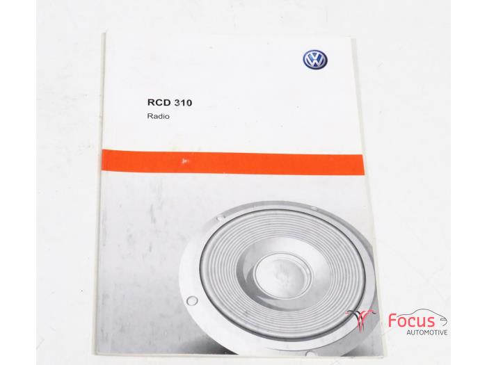 Radio CD Speler van een Volkswagen Polo V (6R) 1.6 TDI 16V 90 2011