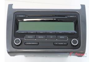 Gebruikte Radio CD Speler Volkswagen Polo V (6R) 1.6 TDI 16V 90 Prijs € 34,95 Margeregeling aangeboden door Focus Automotive