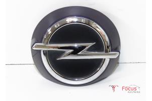Gebruikte Handgreep Achterklep Opel Karl 1.0 12V Prijs € 50,00 Margeregeling aangeboden door Focus Automotive