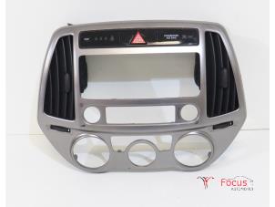 Gebruikte Luchtrooster Dashboard Hyundai i20 1.2i 16V Prijs € 30,00 Margeregeling aangeboden door Focus Automotive