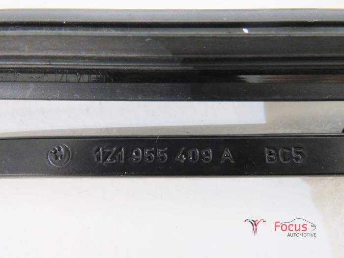 Ruitenwisserarm voor van een Skoda Octavia Combi (1Z5) 1.4 TSI 16V 2012
