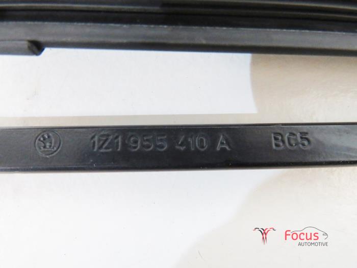 Ruitenwisserarm voor van een Skoda Octavia Combi (1Z5) 1.4 TSI 16V 2012