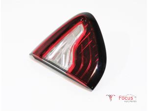 Gebruikte Reflector achterklep links Renault Captur (2R) 0.9 Energy TCE 12V Prijs € 35,00 Margeregeling aangeboden door Focus Automotive