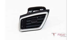 Gebruikte Luchtrooster Dashboard Nissan Qashqai (J11) 1.2 DIG-T 16V Prijs € 20,00 Margeregeling aangeboden door Focus Automotive