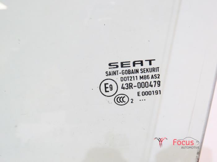 Deurruit 4Deurs links-voor van een Seat Ibiza ST (6J8) 1.6 TDI 105 2012