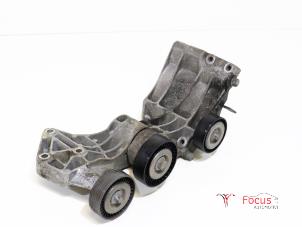 Gebruikte Dynamosteun boven Mercedes B (W245) 2.0 B-180 CDI 16V Prijs € 50,00 Margeregeling aangeboden door Focus Automotive