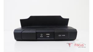 Gebruikte AUX/USB aansluiting Kia Picanto (JA) 1.0 12V Prijs € 20,00 Margeregeling aangeboden door Focus Automotive