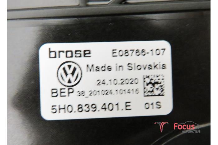 Raammechaniek 4Deurs links-achter van een Volkswagen Golf VIII Variant (GC5) 2.0 TDI BlueMotion 16V 2021