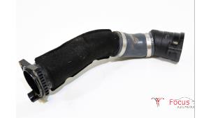 Gebruikte Intercooler Buis Volkswagen Golf VIII Variant (GC5) 2.0 TDI BlueMotion 16V Prijs € 50,00 Margeregeling aangeboden door Focus Automotive