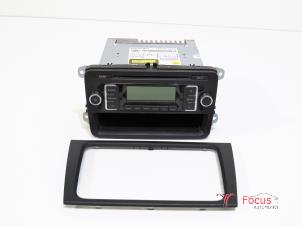Gebruikte Radio CD Speler Volkswagen Golf VI (5K1) 1.4 16V Prijs € 50,00 Margeregeling aangeboden door Focus Automotive