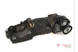 Gebruikte Dynamosteun onder Opel Vivaro 2.0 CDTI Prijs € 35,00 Margeregeling aangeboden door Focus Automotive