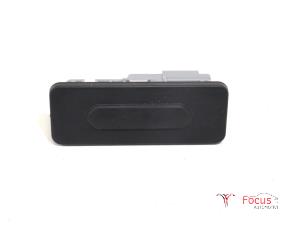 Gebruikte Achterklep Handgreep Renault Grand Scénic IV (RFAR) 1.2 TCE 115 16V Prijs € 40,00 Margeregeling aangeboden door Focus Automotive