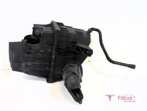 Gebruikte Luchtfilterhuis Volkswagen Transporter T5 2.0 TDI DRF Prijs € 85,00 Margeregeling aangeboden door Focus Automotive