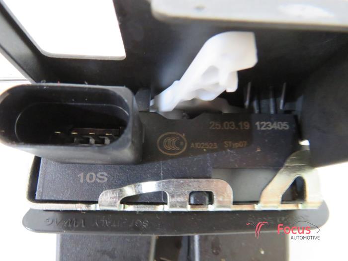 Achterklep Slotmechaniek van een Volkswagen Polo VI (AW1) 1.0 MPi 12V 2019
