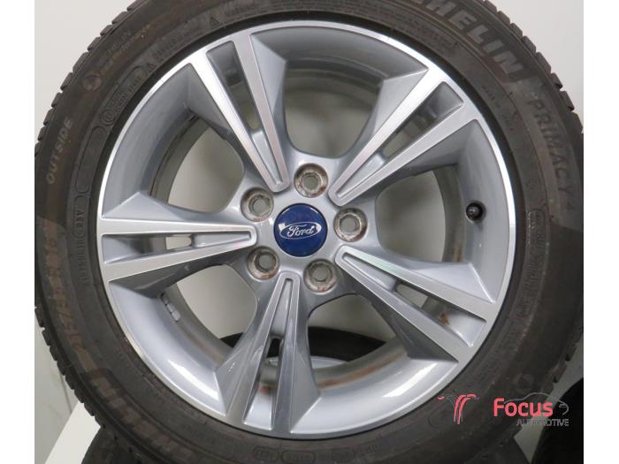 Velgen set + banden van een Ford Focus 3 1.0 Ti-VCT EcoBoost 12V 100 2014