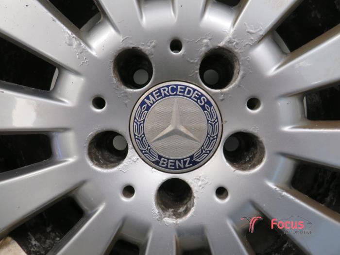 Sportvelgenset + winterbanden van een Mercedes-Benz C (W204) 2.2 C-200 CDI 16V 2008