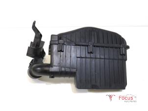 Gebruikte Luchtfilterhuis Peugeot 208 I (CA/CC/CK/CL) 1.2 Vti 12V PureTech 82 Prijs € 40,00 Margeregeling aangeboden door Focus Automotive