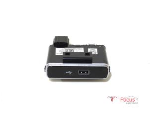 Gebruikte AUX/USB aansluiting Fiat 500C (312) 0.9 TwinAir 85 Prijs € 150,00 Margeregeling aangeboden door Focus Automotive