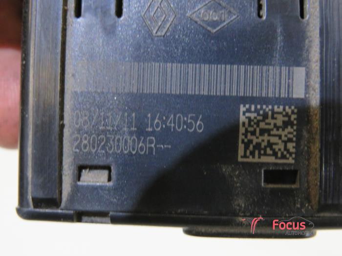 AUX/USB aansluiting van een Renault Master IV (FV) 2.3 dCi 100 16V FWD 2012