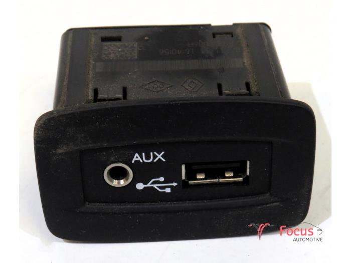 AUX/USB aansluiting van een Renault Master IV (FV) 2.3 dCi 100 16V FWD 2012
