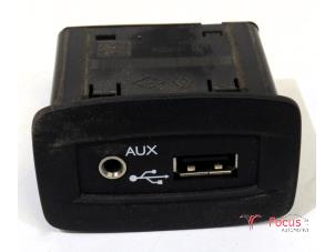 Gebruikte AUX/USB aansluiting Renault Master IV (FV) 2.3 dCi 100 16V FWD Prijs € 24,14 Inclusief btw aangeboden door Focus Automotive