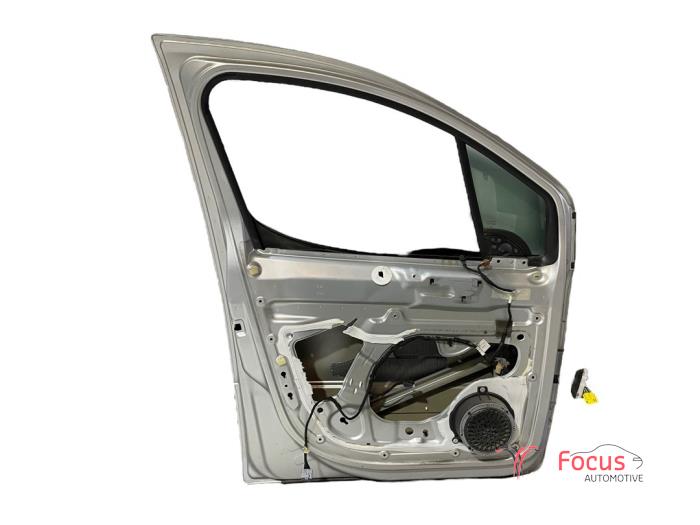 Portier 4Deurs links-voor van een Peugeot Partner Tepee (7A/B/C/D/E/F/G/J/P/S) 1.6 HDI 92 2012