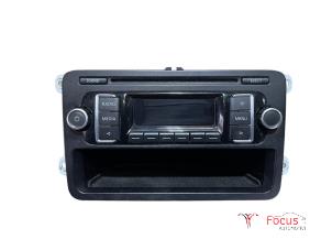 Gebruikte Radio CD Speler Volkswagen Polo V (6R) 1.2 TDI 12V BlueMotion Prijs € 19,99 Margeregeling aangeboden door Focus Automotive