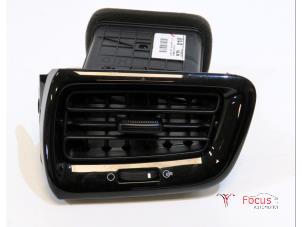 Gebruikte Luchtrooster Dashboard Kia Rio IV (YB) 1.2 MPI 16V Prijs € 59,95 Margeregeling aangeboden door Focus Automotive